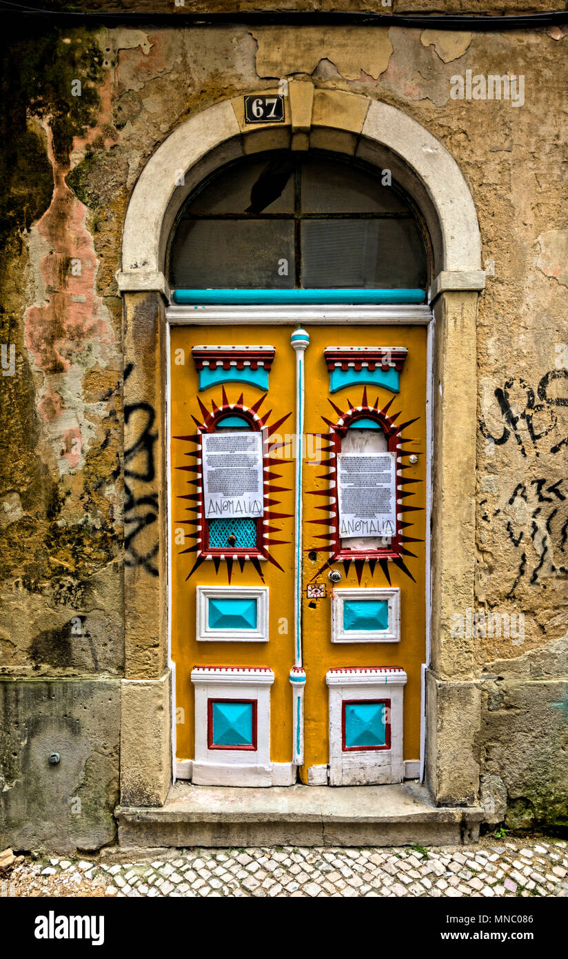 Tür mit Haltung in der Nähe von Castelo de Sao Jorge, Lissabon Stockfoto