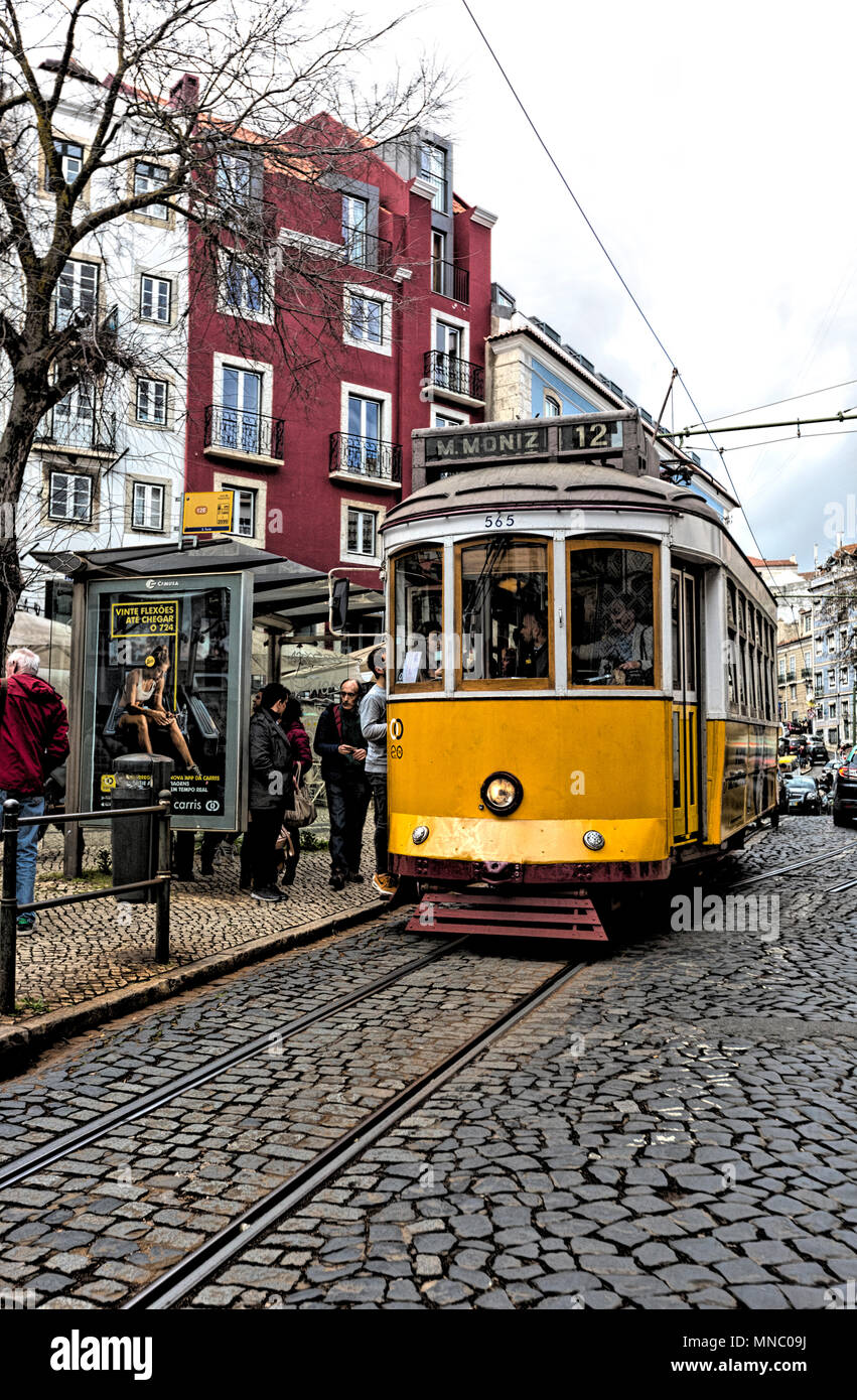 Straßenbahnlinie 12 Auf dem Weg zum Martim Moniz in Lissabon Stockfoto