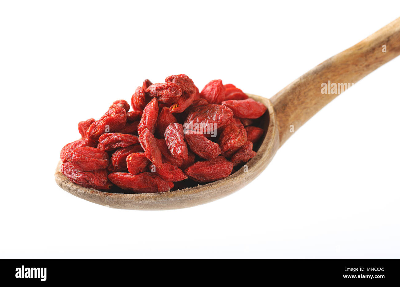 Löffel, gesunde Goji Beeren auf weißem Hintergrund Stockfoto