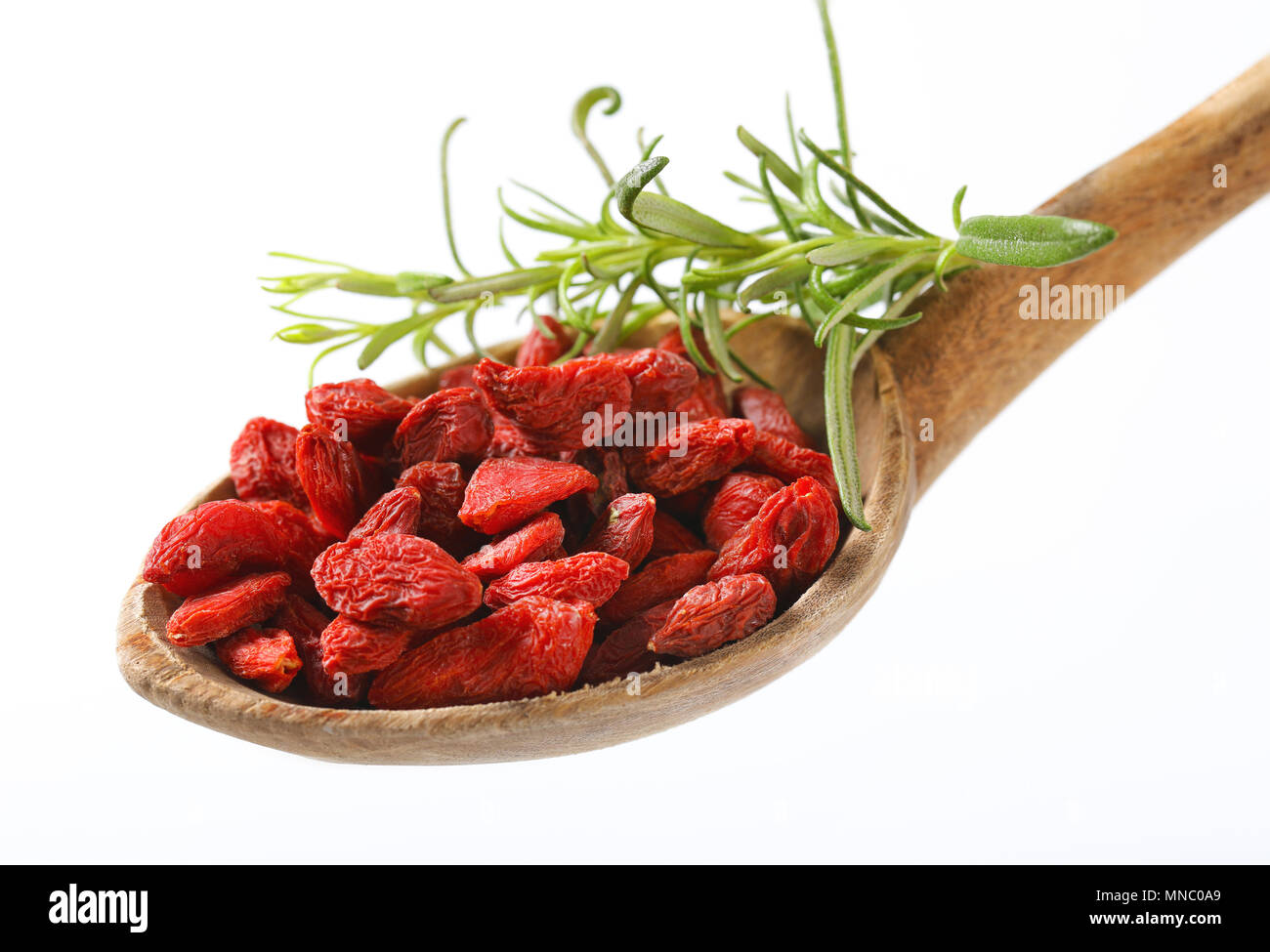 Löffel, gesunde Goji Beeren auf weißem Hintergrund Stockfoto