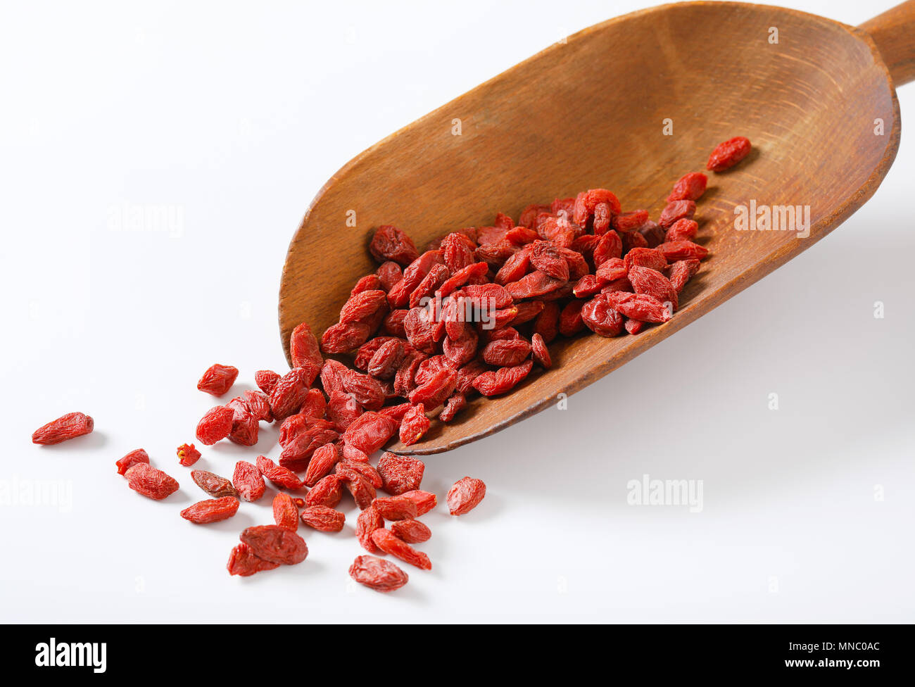 Scoop der gesunden Goji Beeren auf weißem Hintergrund Stockfoto