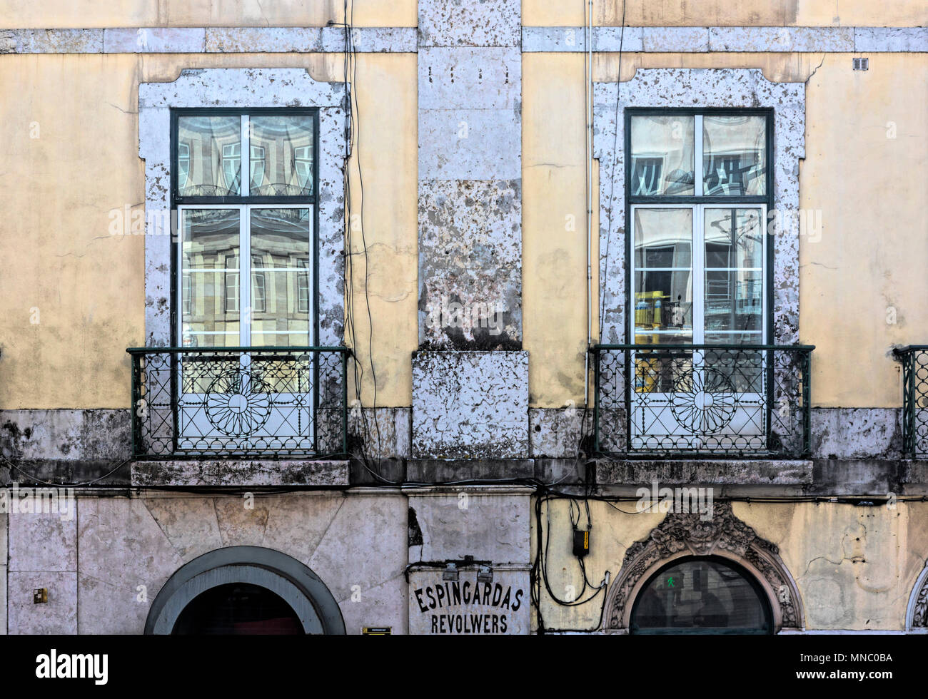 Teil der Fassade der alten Gun Shop, zentrale schrotflinten in Rossi, Lissabon Stockfoto