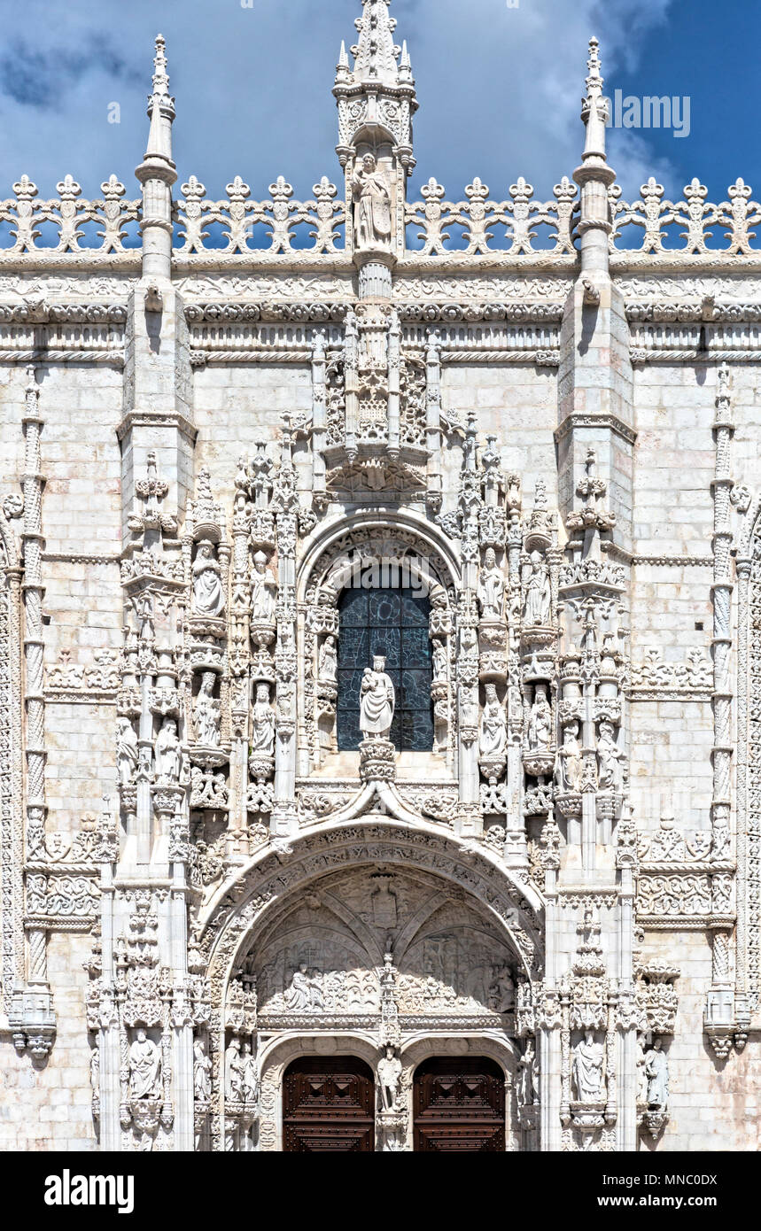 Südportal der Kirche Santa Maria von Belem an Jerónimos Kloster in Belem, Lissabon Stockfoto