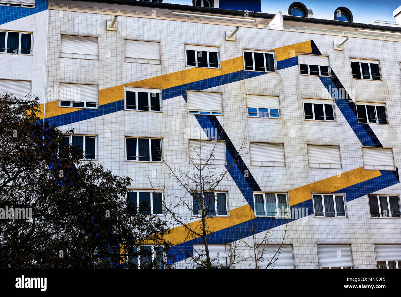 Fassade eines modernistischen altern Appartementhaus in den nördlichen Vororten von Lissabon. Stockfoto