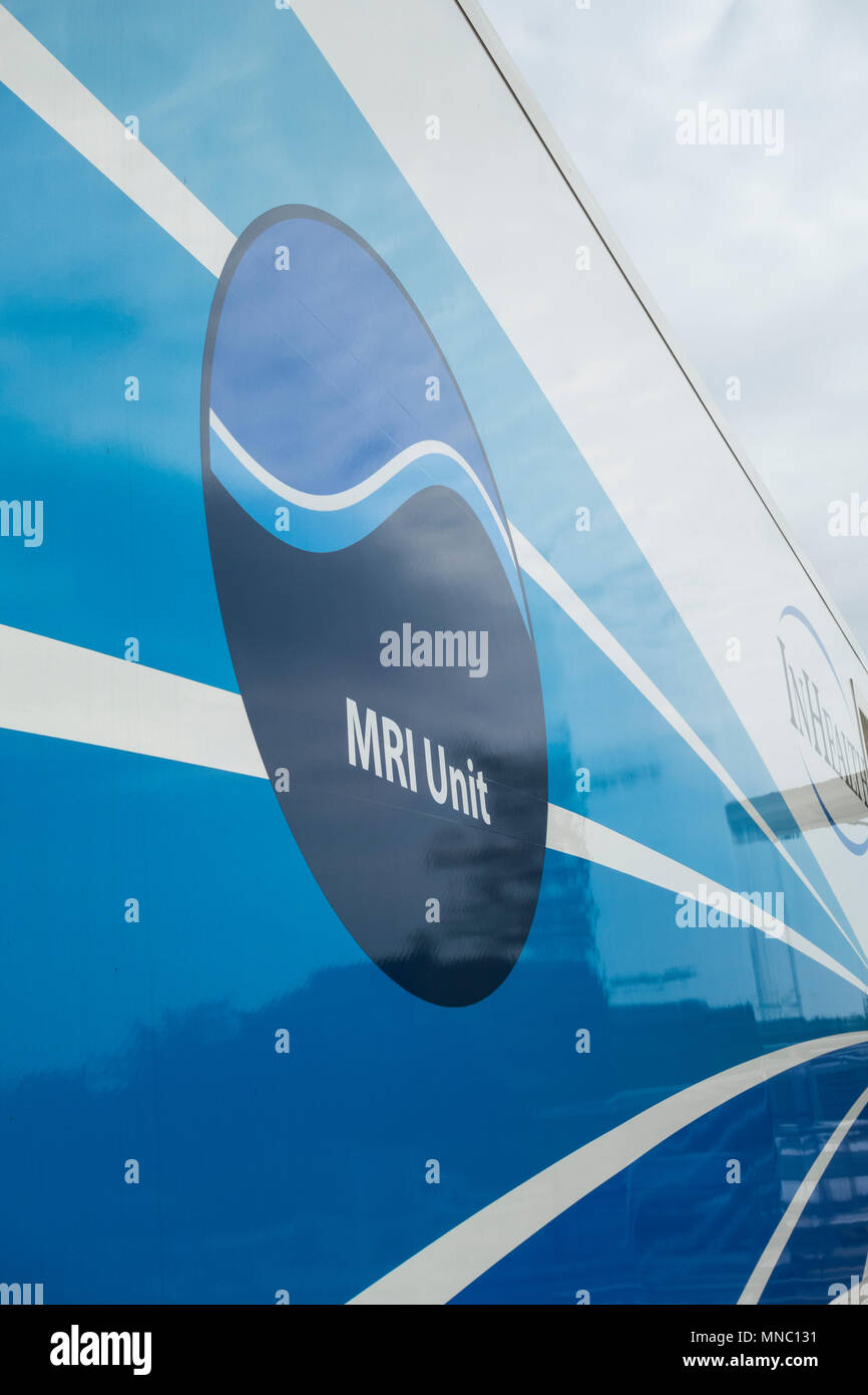 Die InHealth Logo und Branding auf einem mobilen MRT-Scanner außerhalb Queen Mary's Hospital in SW London, Großbritannien Stockfoto