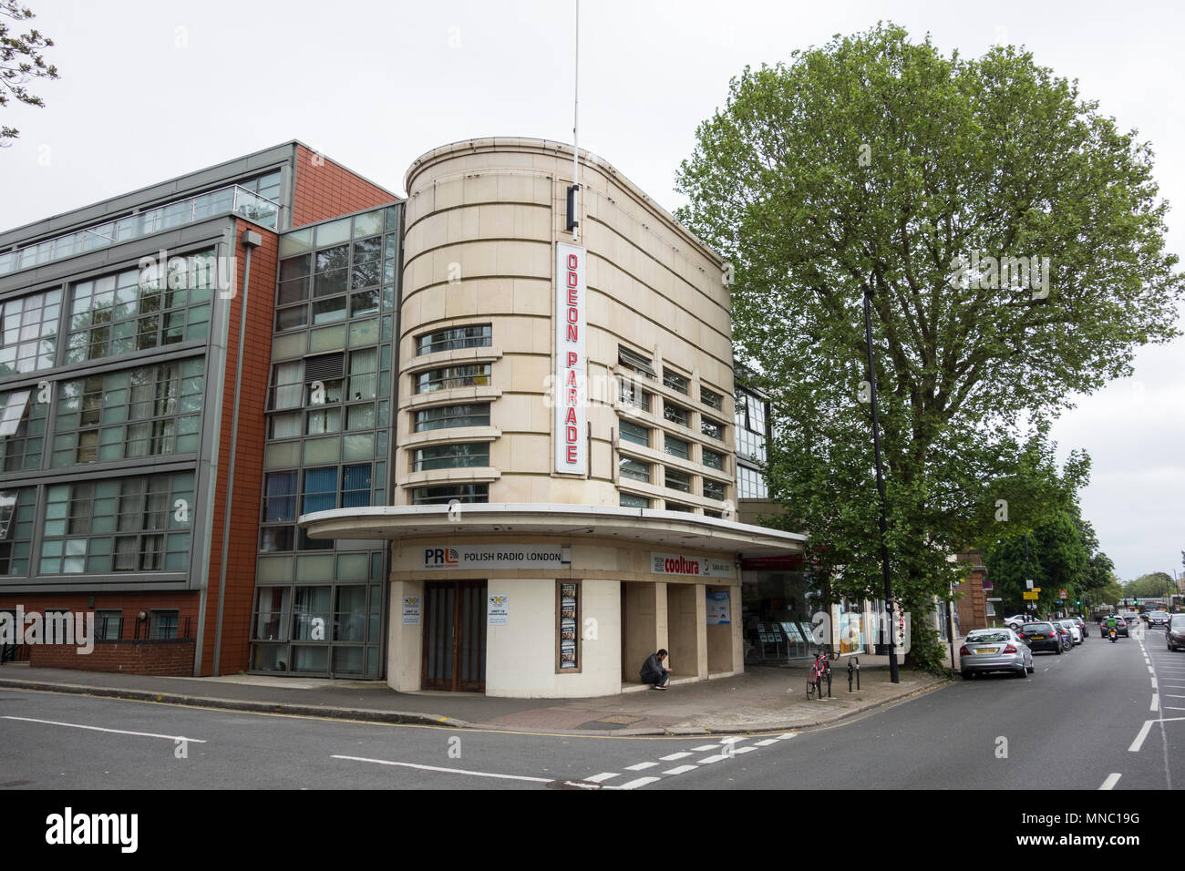 Die Art déco-Fassade des Polnischen Radio London (ehemals Isleworth Studios) am Odeon Parade, London Road, Isleworth, London, UK Stockfoto