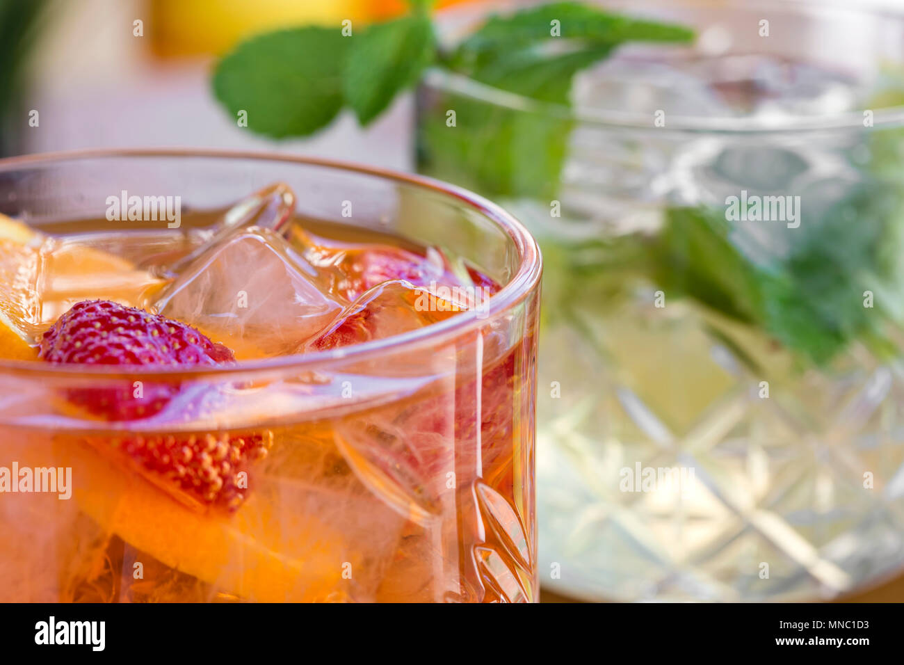 Zwei Cocktails mit Wodka, Erdbeeren, Minze und Zitrone im Glas - Nahaufnahme Stockfoto