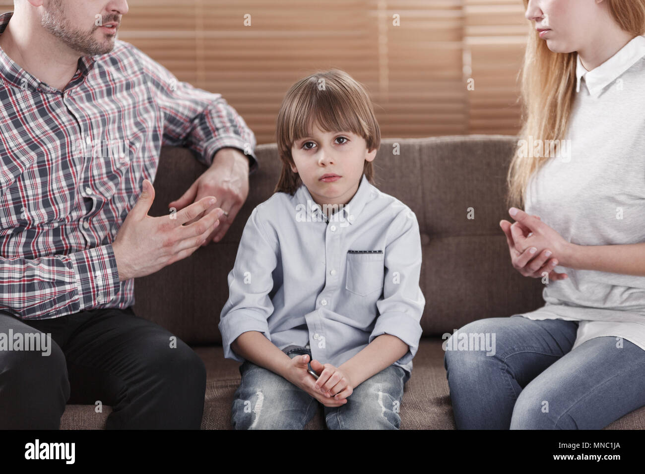 Close-up trauriges Kind und seine Eltern streiten. Problem in der Familie Konzept Stockfoto