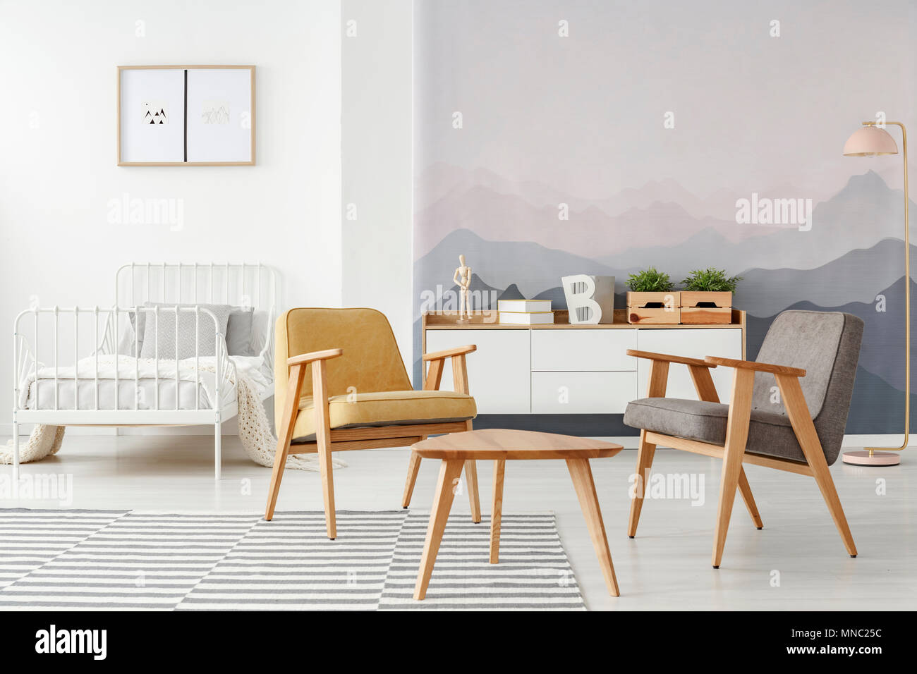 Gelb und Grau modernen Sesseln und einem weißen Bett in einem multifunktionalen Inneneinrichtung mit Bergen Tapeten und Möbeln Stockfoto