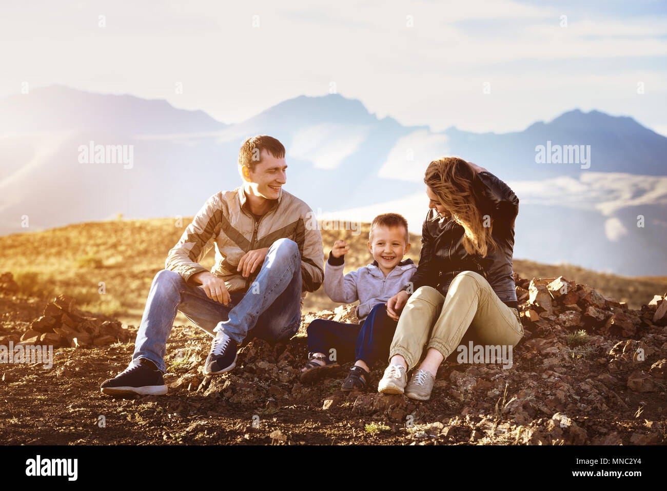 Glückliche Familie Sonnenuntergang Gebirge Travel Concept Stockfoto