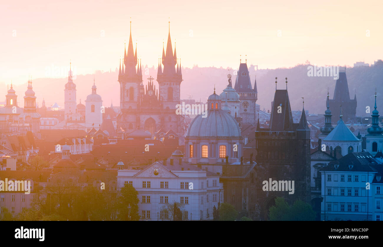 Tschechische Republik, Prag - Türme der Altstadt in der Morgendämmerung. Stockfoto