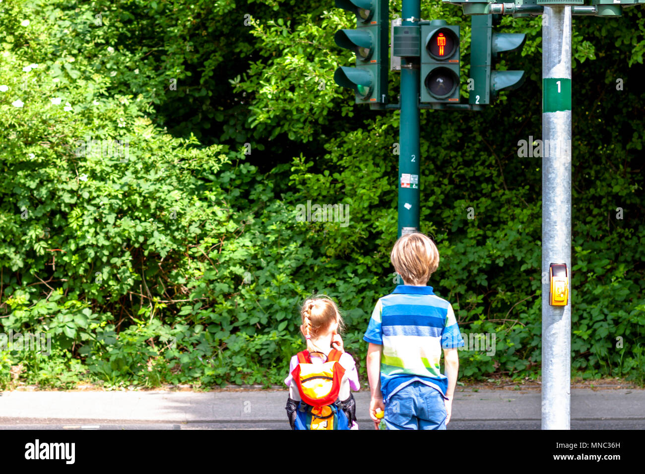 Womit Ist Zu Rechnen Wenn Kinder An Einer Ampel Warten Ampel mädchen -Fotos und -Bildmaterial in hoher Auflösung – Alamy