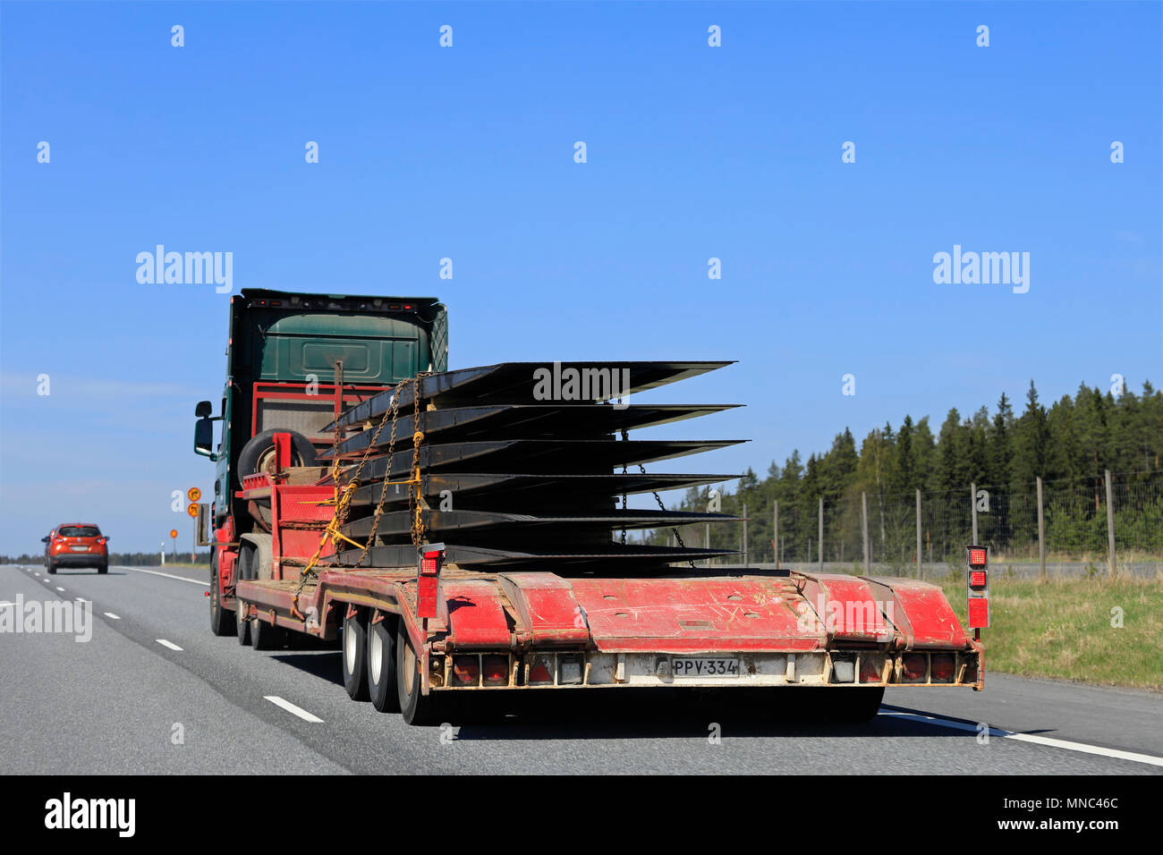 Ansicht der Rückseite des Scania Auflieger Straßenverkehr gewerblicher Objekte entlang der Autobahn im Frühjahr in Jokioinen, Finnland - 11. Mai 2018. Stockfoto