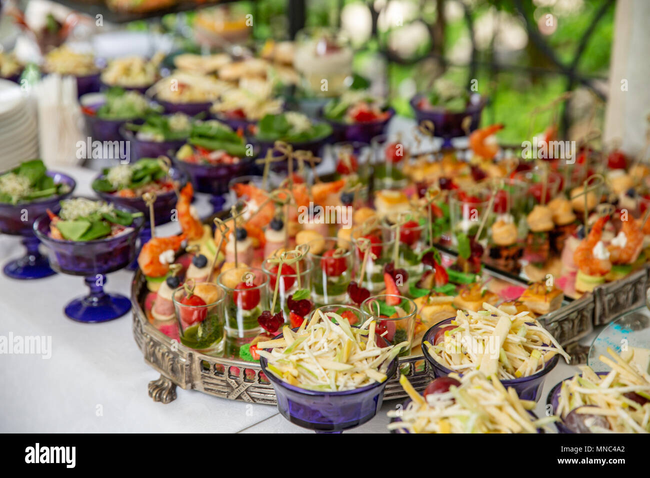 Leichte Snacks und Canapés s mit Speck, Käse, Fleisch, Sauce, Cherry ...