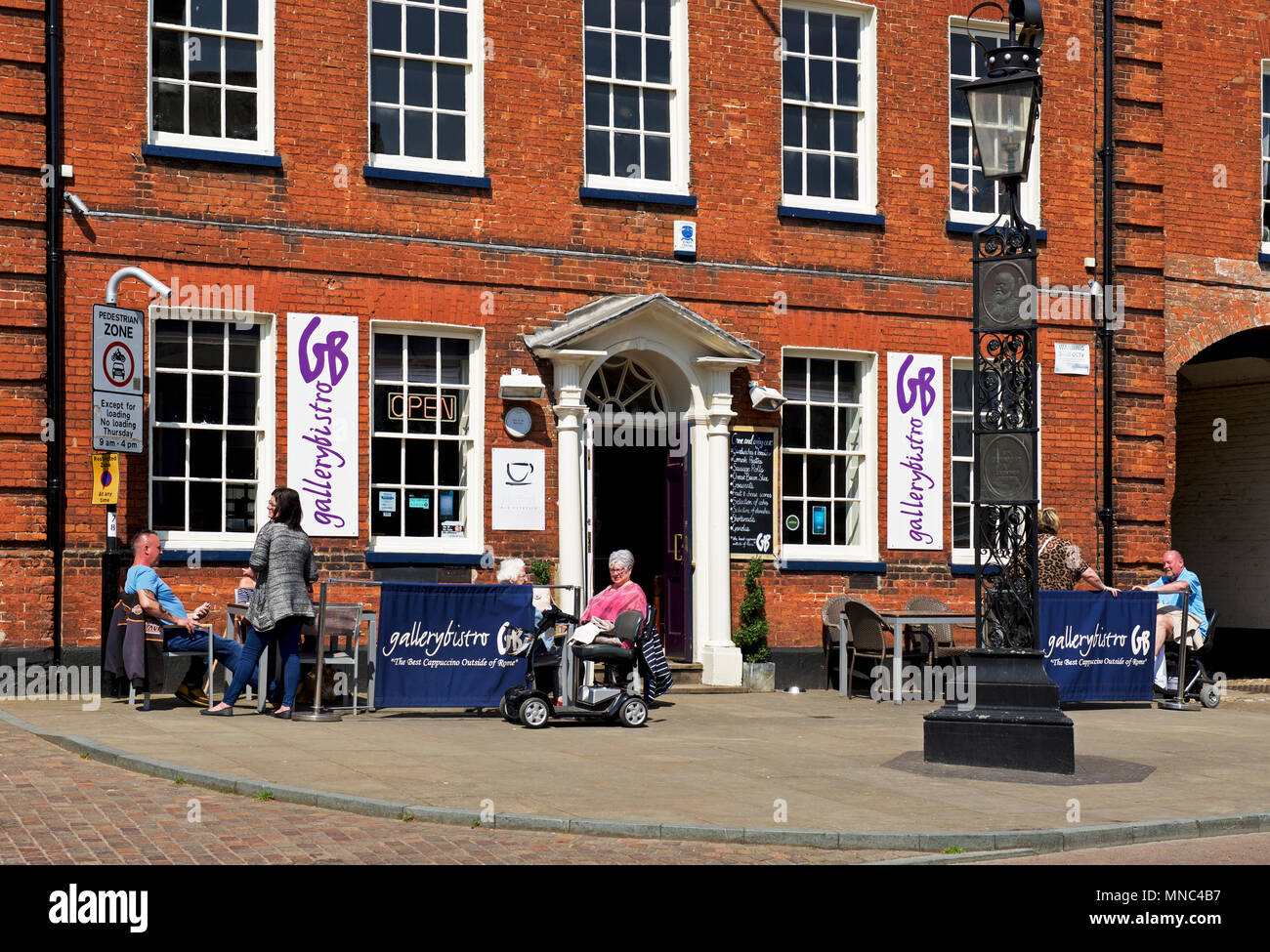 Al Fresco Essen & Trinken außerhalb der Galerie Bistro, Fakenham, Norfolk, England Großbritannien Stockfoto