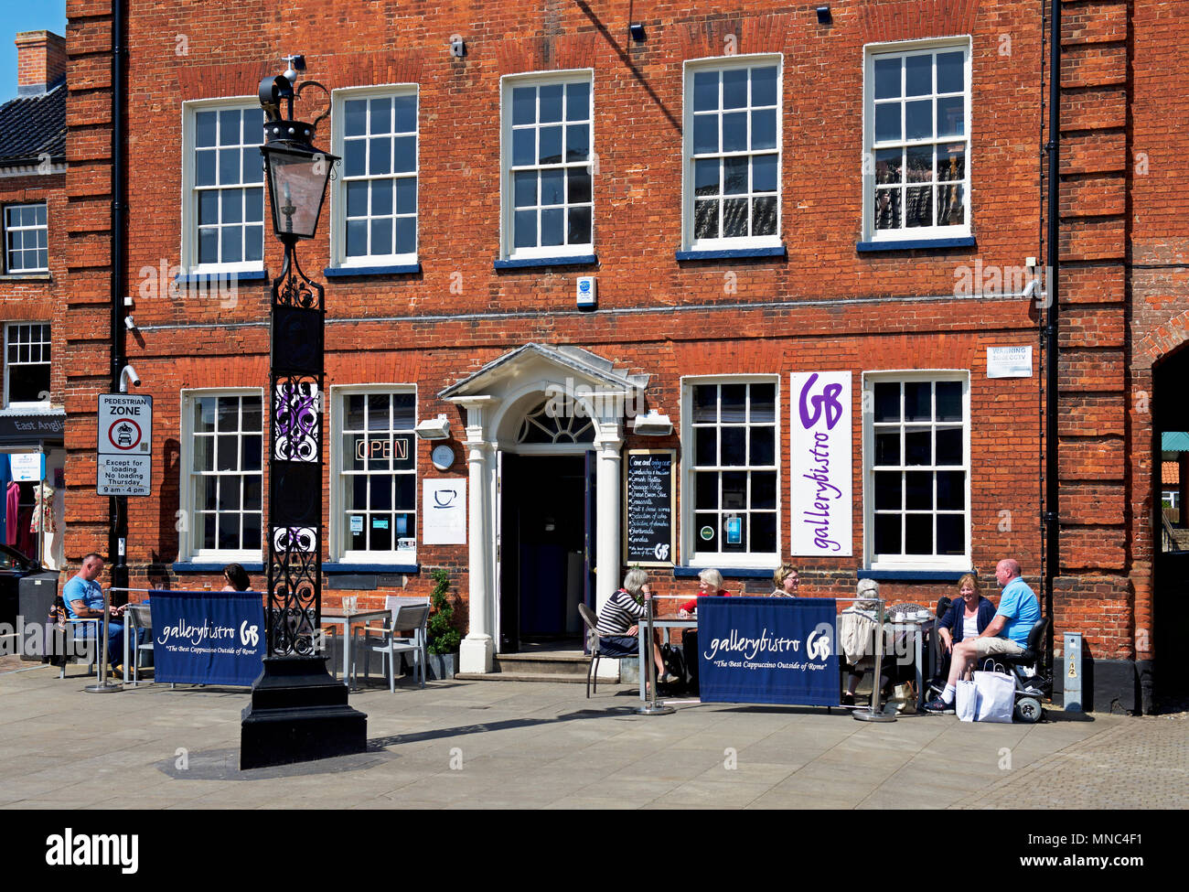 Al Fresco Essen & Trinken außerhalb der Galerie Bistro, Fakenham, Norfolk, England Großbritannien Stockfoto