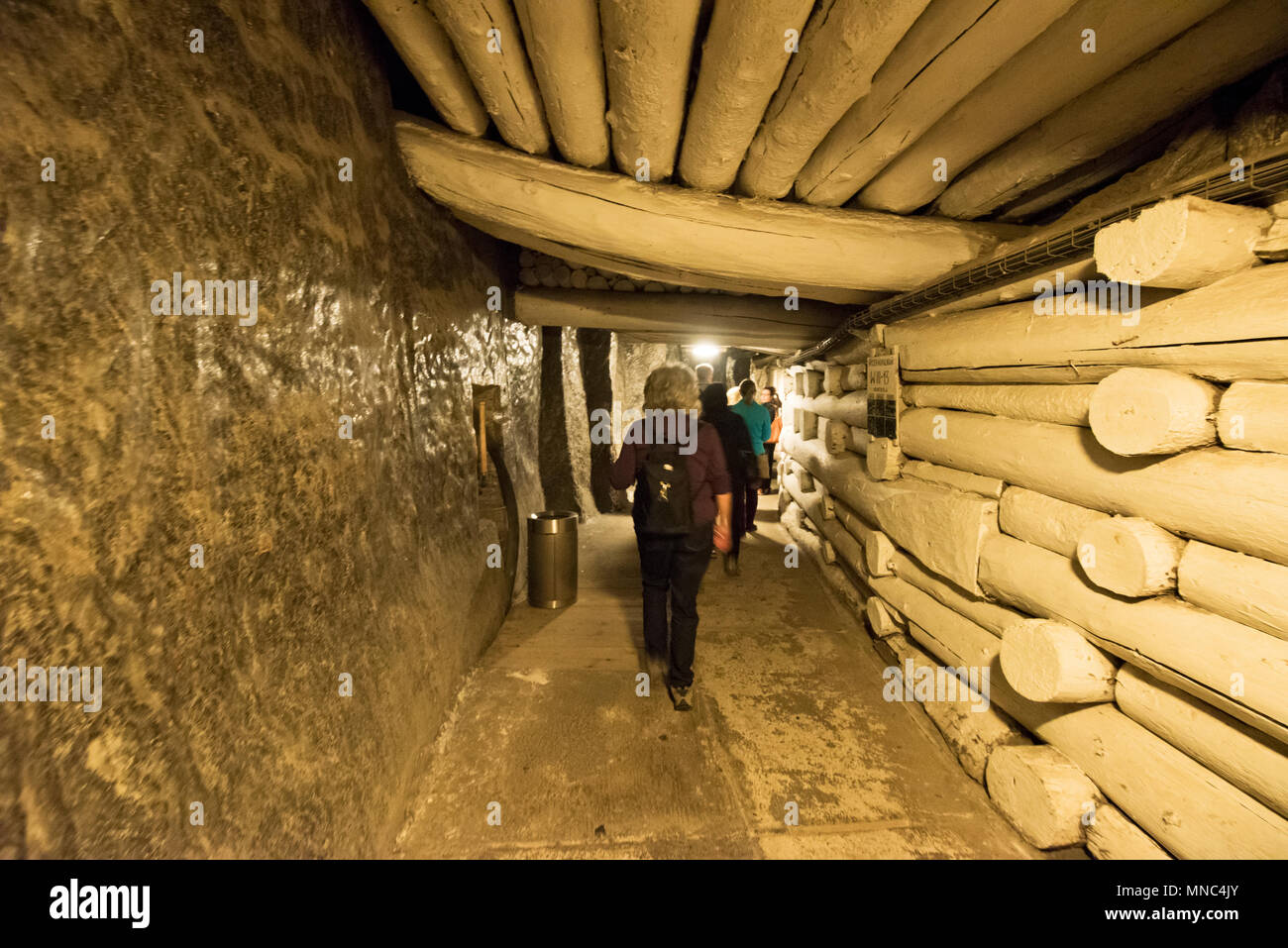 Einer der Tunnel in das Salzbergwerk Wieliczka (Kopalnia soli Wieliczka), touristische Route. Alles ist von Salz mit Ausnahme der hölzernen Säulen. Ein Stockfoto