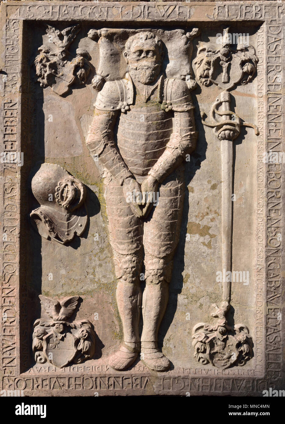 Grabstein von einem Ritter aus dem 16. Jahrhundert im 13. Jahrhundert die Marienburg, die von der Ritter des Deutschen Ordens, einem UNESCO-Weltkulturerbe, gegründet. Stockfoto