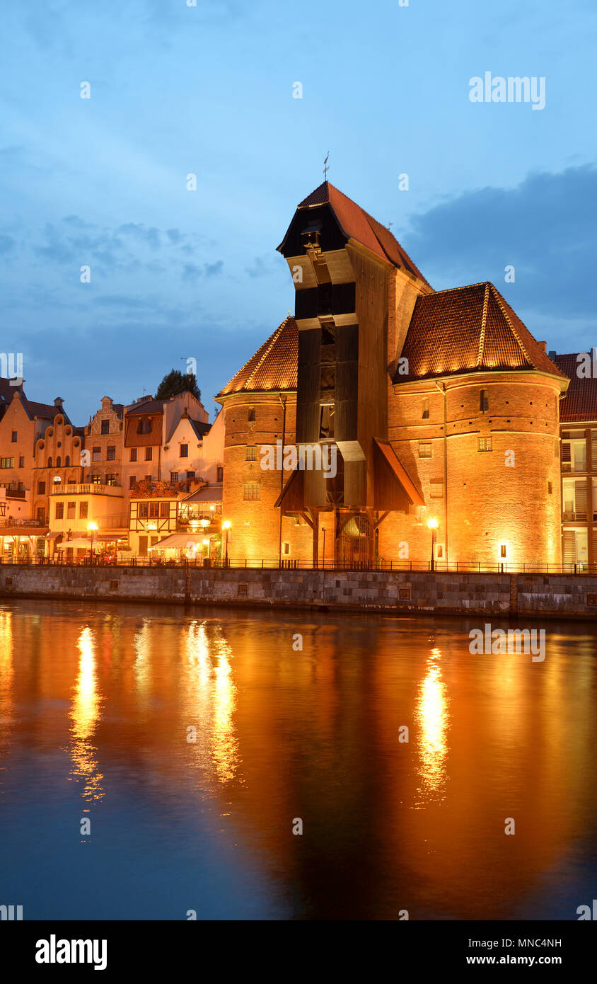 Die mittelalterliche Kran (zuraw) auf die Altstadt und den Fluss Mottlau in Danzig. Polen Stockfoto