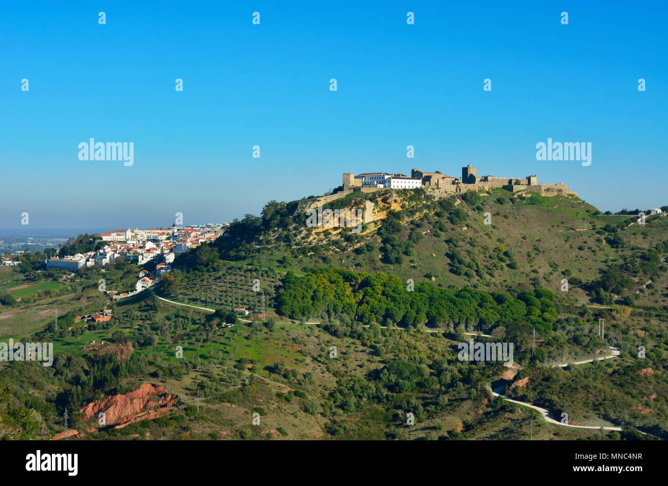 Burg von Palmela und das Dorf. Naturparks Arrabida, Portugal Stockfoto