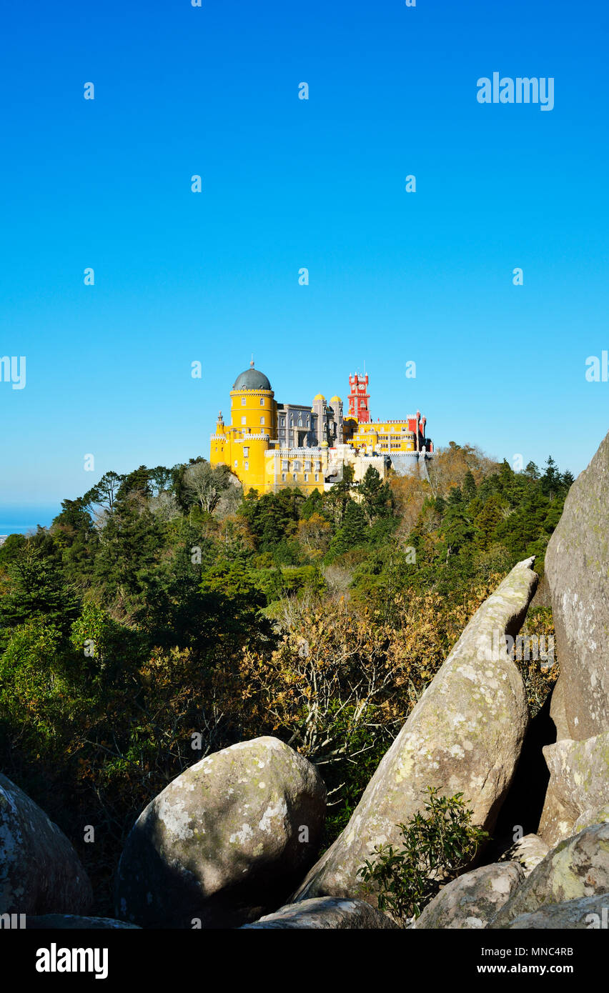 Palacio da Pena, im 19. Jahrhundert erbaut, im Wald oberhalb von Sintra. Ein UNESCO Weltkulturerbe. Sintra, Portugal Stockfoto