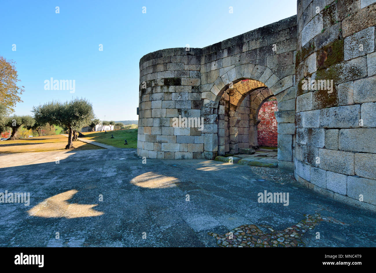 Die römischen Mauern des historischen Dorfes Lourdes Velha. Portugal Stockfoto