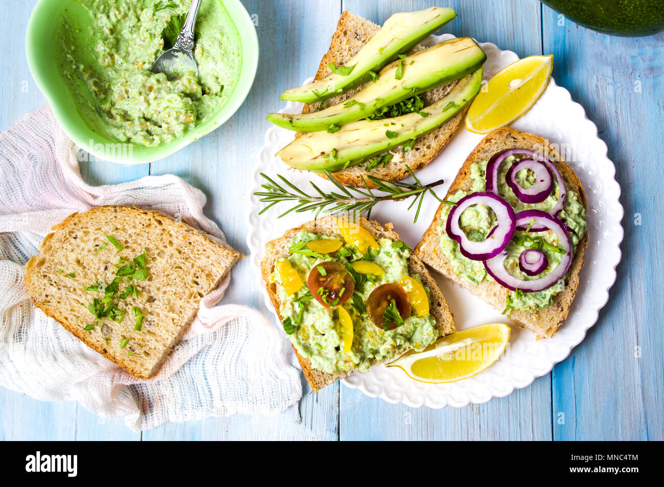 Gesunde Sandwiches mit Avocado und Gemüse einfügen für eine Diät Snack Stockfoto