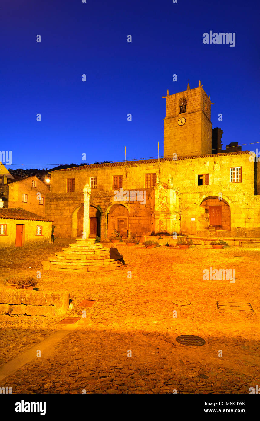Die mittelalterlichen Hauptplatz von Castelo Novo in der Abenddämmerung. Beira Baixa, Portugal Stockfoto