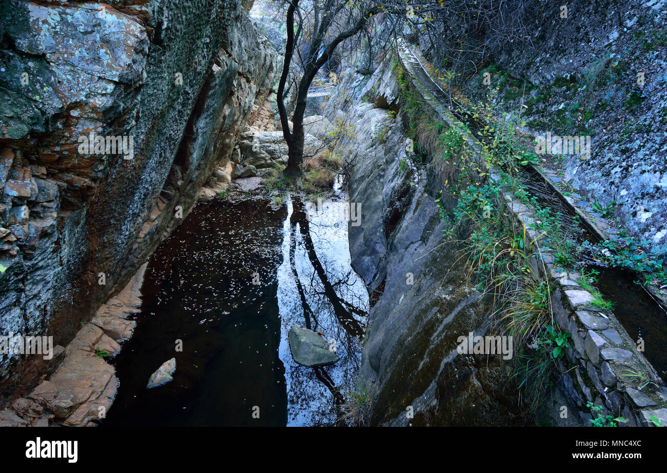 Wasser Kanäle für Wassermühlen in der geologischen Park von Penha Garcia. Beira Baixa, Portugal Stockfoto