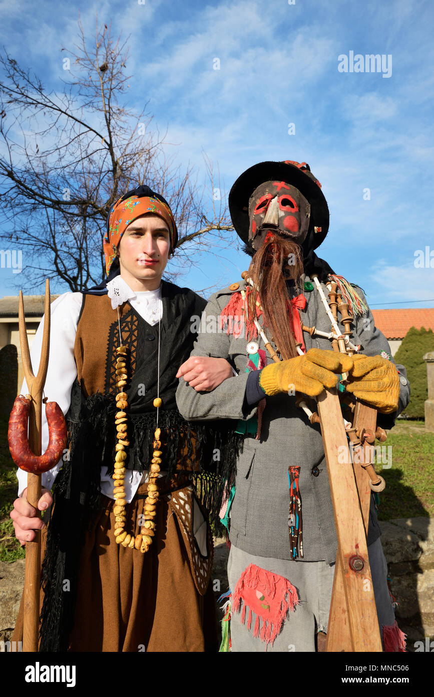 Die 'carocho' und die 'lha'. Traditionelle Winter feste in Constantim. Tras-os-Montes, Portugal Stockfoto