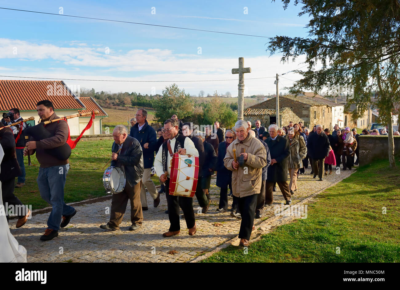 Die Prozession während der Wintersonnenwende Feiern in Constantim. Tras-os-Montes, Portugal Stockfoto