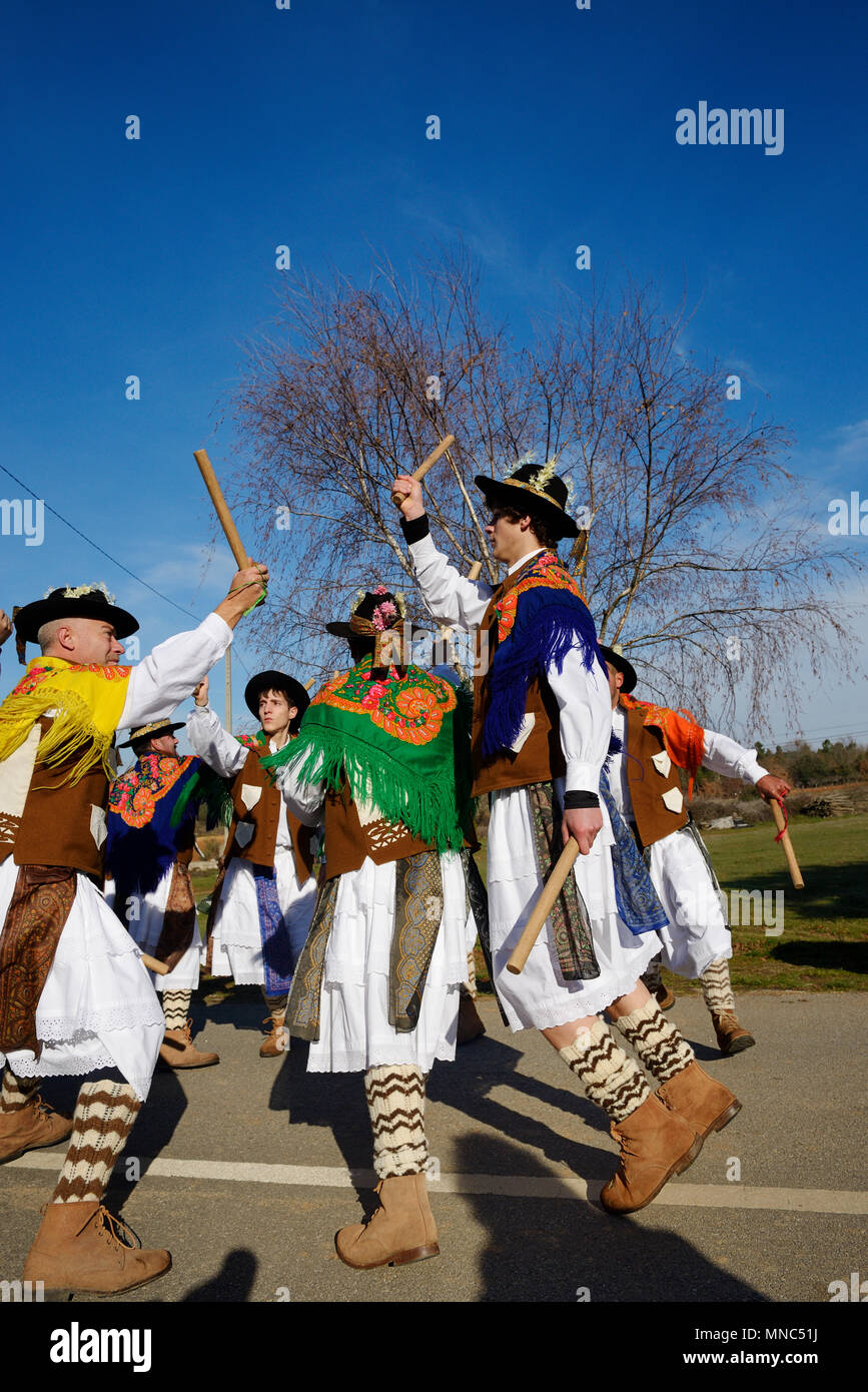 Ein folk Group (Pauliteiros de Miranda), die Praxis einer alten Krieger iberischen Tanz. Traditionelle Winter feste in Constantim. Tras-os-Montes, Po Stockfoto