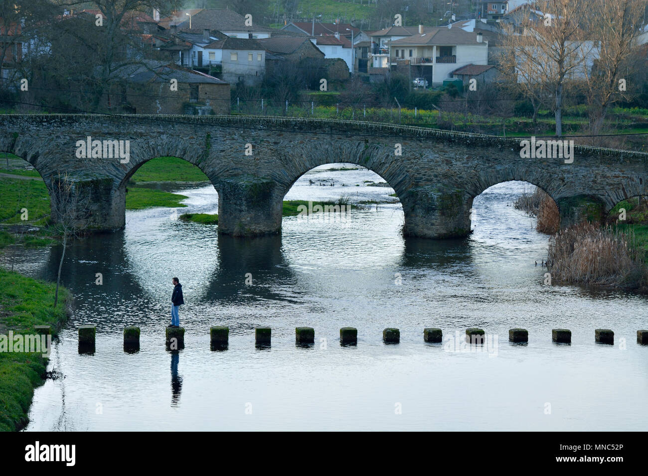 Mittelalterliche Brücke in Igrejas Gimonde über den Fluss. Tras-os-Montes, Portugal Stockfoto