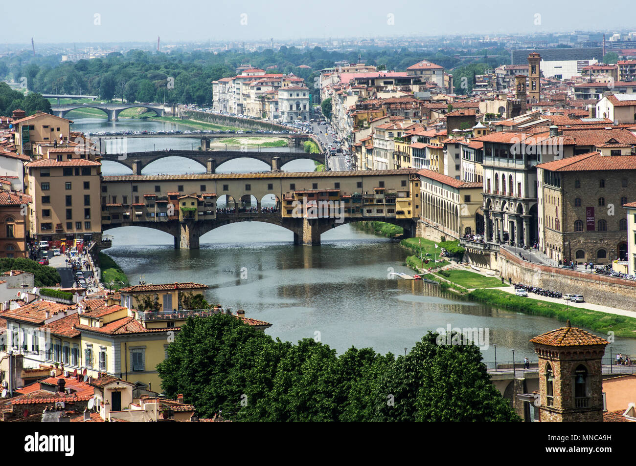 Die Ponte Vecchio oder Alte Brücke im Florenze Italien ist eine der wichtigsten touristischen Attraktionen. Ursprünglich Metzgereien die Brücke gesäumt jetzt Juweliere verkaufen Stockfoto