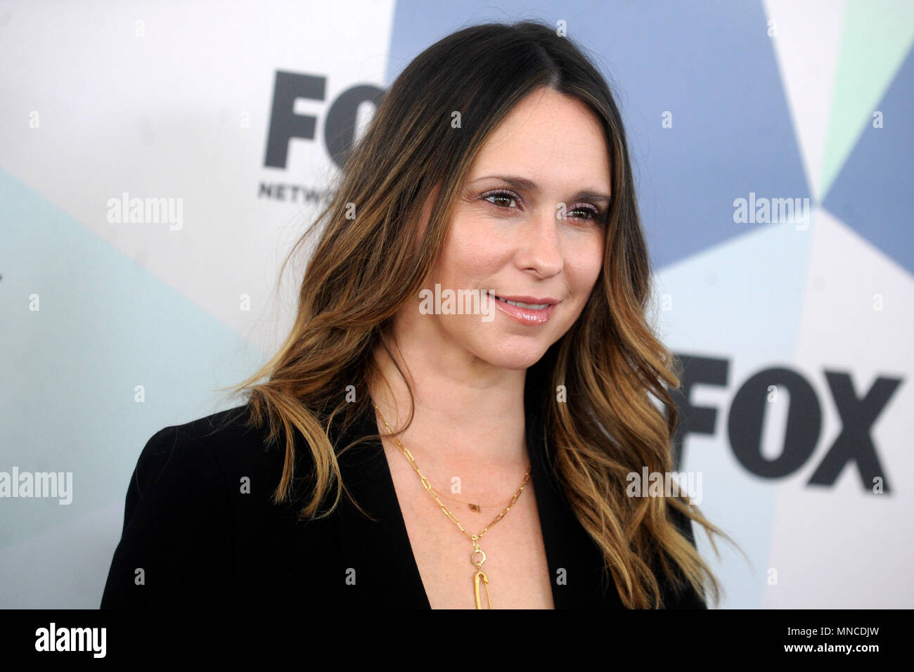 Jennifer Love Hewitt Besucht 2018 Fox Network Upfront Am Wollman