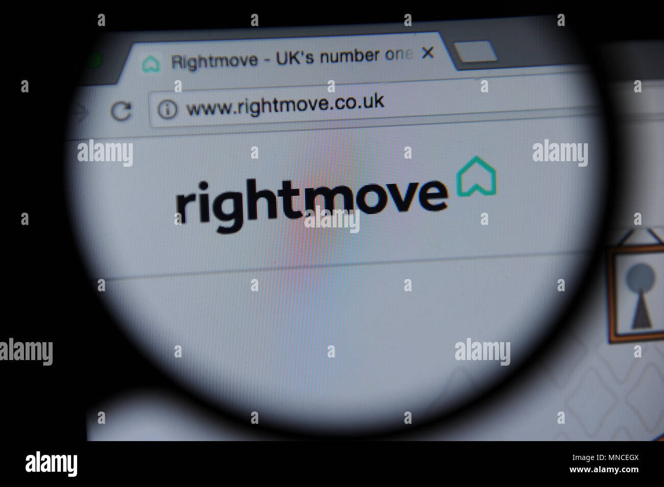 Die rightmove Immobilien Website durch ein Vergrößerungsglas gesehen Stockfoto