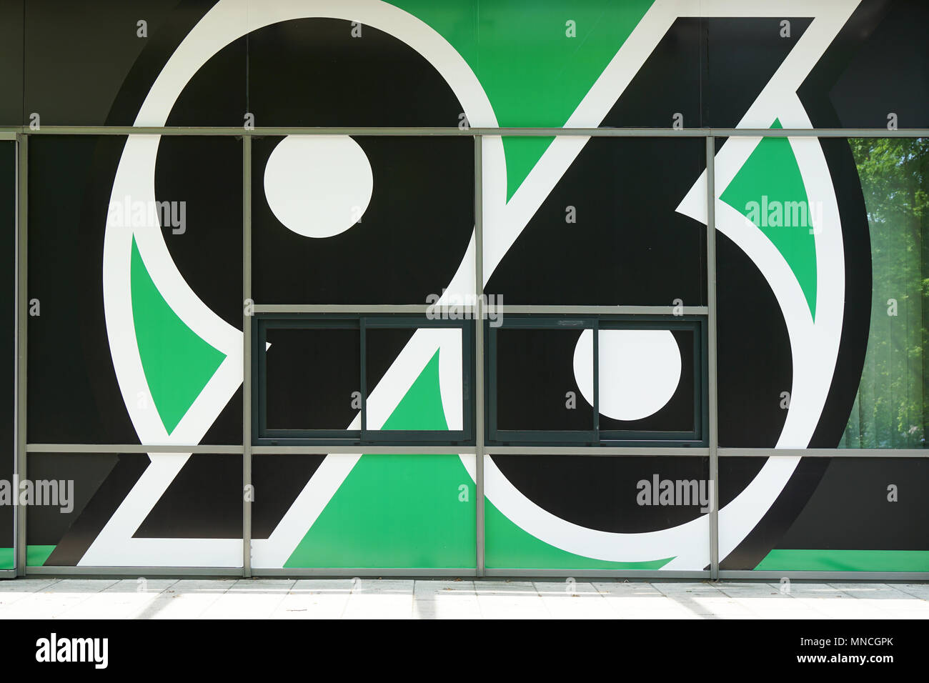 Hannover, Deutschland - 13. Mai 2018: Logo der deutschen Fußball-Bundesliga oder Fußball Club Hannover 96 am fan shop Fenster im Stadion. Stockfoto