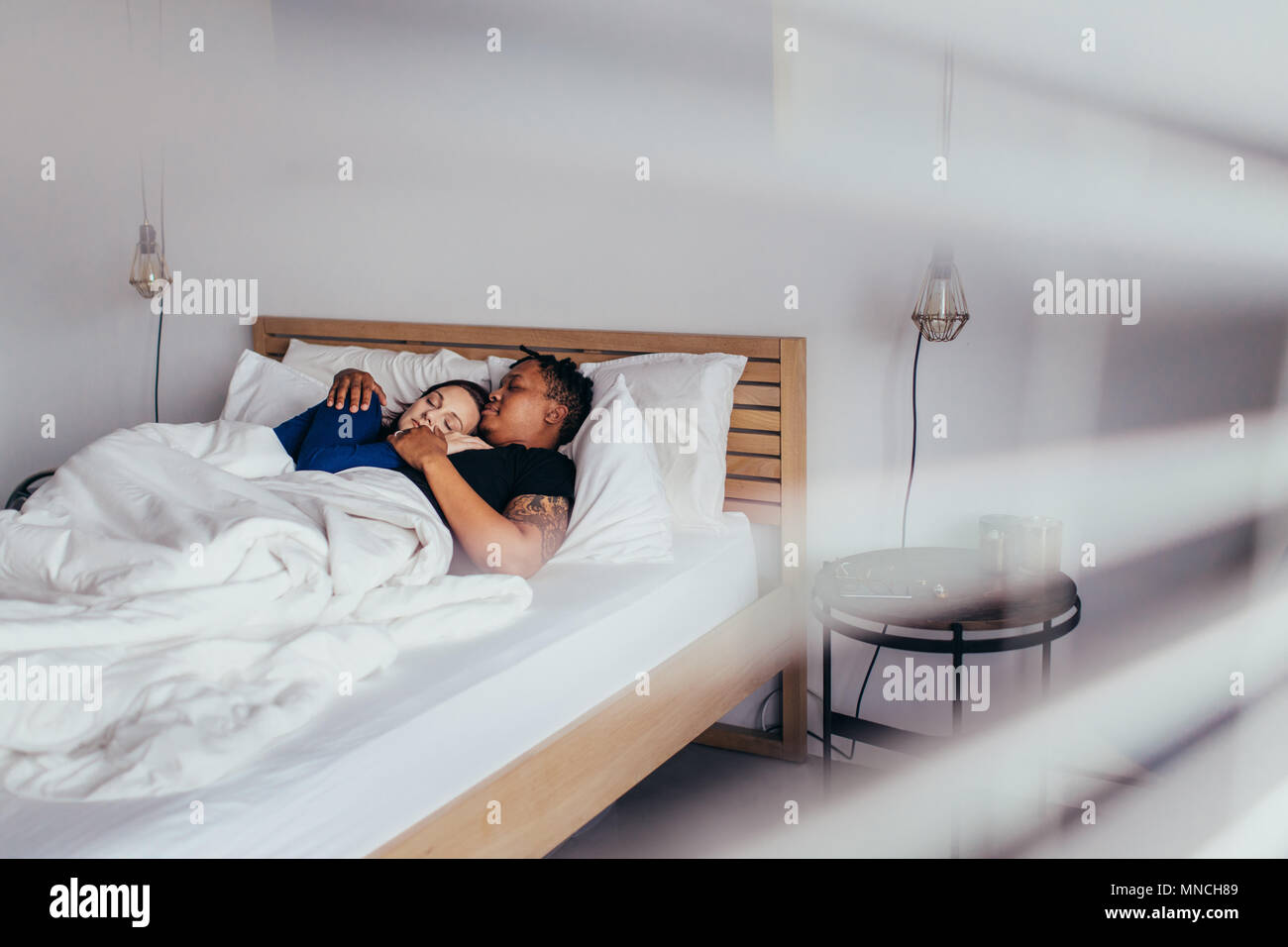 Paar schlafend auf dem Bett. Mann und Frau zusammen schlafen im Schlafzimmer. Stockfoto