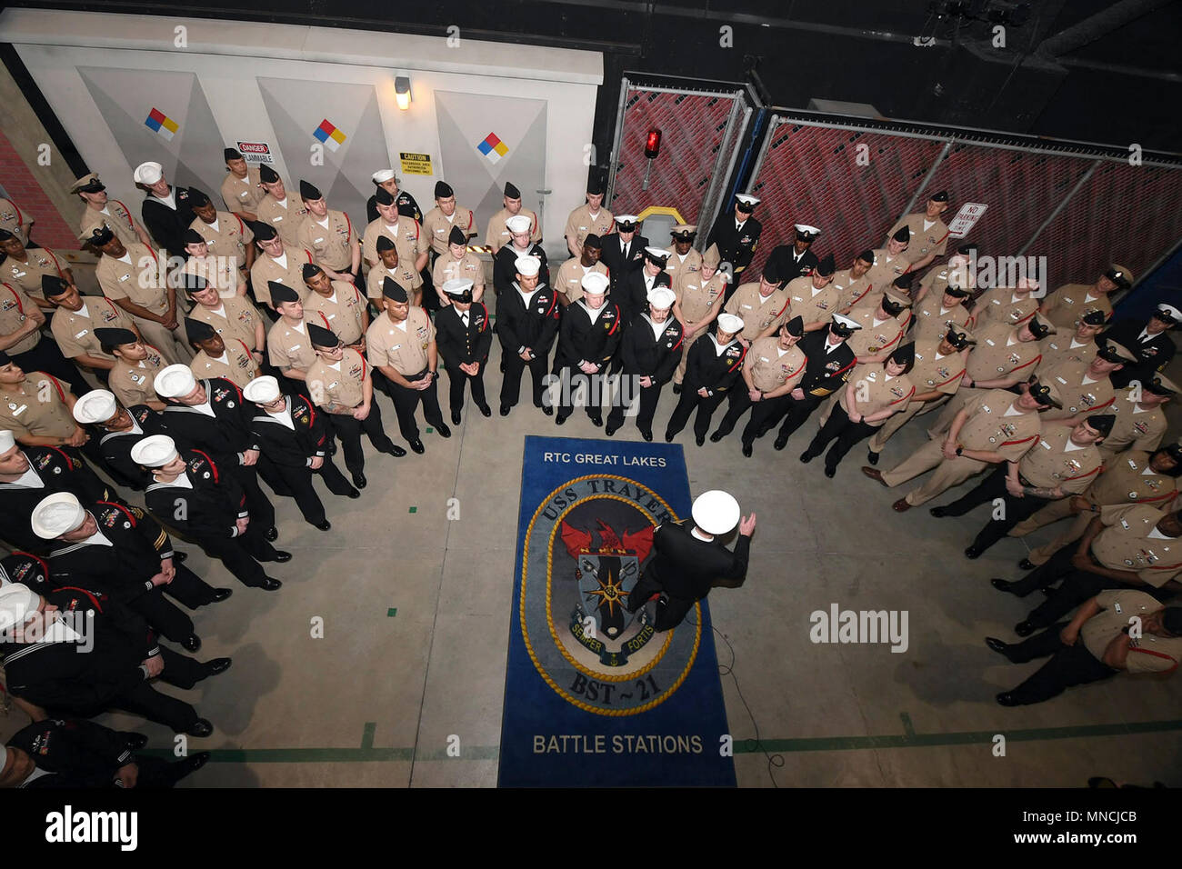 Seen, Illinois (16. März 2018) Master Chief Petty Officer der Marine (MCPON) Steven Giordano, Links, Gespräche zu rekrutieren Division Befehlshaber (RDC) und Battle Stationen Moderatoren auf der Pier neben der USS Trayer (BST 21) an die Ausbildung Befehl Rekrutieren (RTC). MCPON besucht RTC Änderungen im Lehrplan zu einem intensiveren Hände zu sehen - über die Ausbildung und die Rvgs und Schulungsleiter für die neue Ausbildung zu den Rekruten zu danken. Das Training beinhaltet körperliche Fitness, Seemannschaft, Feuerwaffen, Brandbekämpfung und die Lebens damage control zusammen mit Lektionen in Marine Erbe und Grundwerte, Teamarbeit und Disziplin. Stockfoto