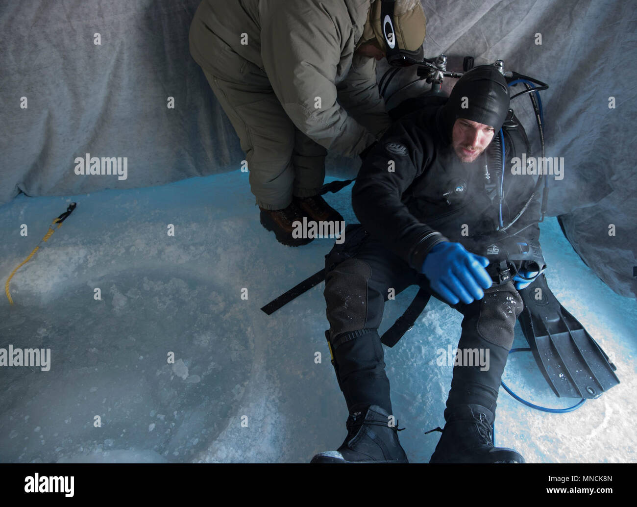 Ice Camp Skate (18. März 2018) - Constructionman 2. Klasse (SCW/DV) Dave Eaves, zugeordnet zu den UW-Bau Team Eins (UCT 1), bietet Unterstützung bei einem Torpedo Übung in den Polarkreis zur Unterstützung der Ice-Übung (ICEX) 2018, 16. März. ICEX 2018 ist ein 5-wöchigen Übung, die Marine ihre Einsatzbereitschaft in der Arktis, die Erfahrung in der Region, Vorauszahlung Verständnis der arktischen Umwelt zu bewerten, und ihre Beziehungen zu anderen Dienstleistungen, Verbündete und Partner Organisationen zu entwickeln. (U.S. Marine Stockfoto
