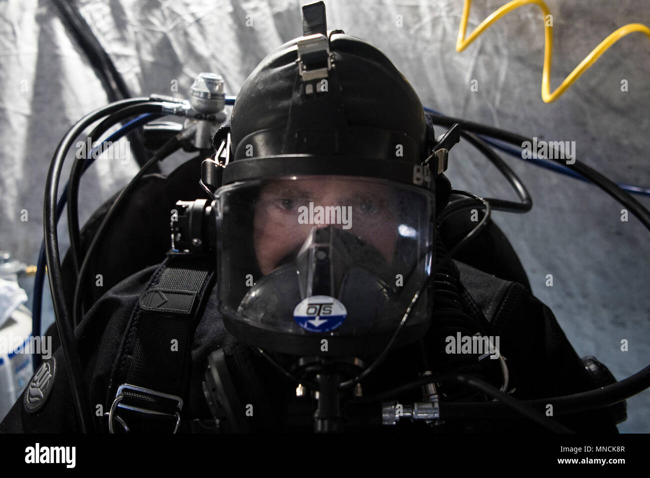 Ice Camp Skate (18. März 2018) - Constructionman 1. Klasse (SCW/DV) Brandon Burrow zugeordnet zu Unterwasser Bau Team Eins (UCT 1), bietet Unterstützung bei einem Torpedo Übung in den Polarkreis zur Unterstützung der Ice-Übung (ICEX) 2018, 16. März. ICEX 2018 ist ein 5-wöchigen Übung, die Marine ihre Einsatzbereitschaft in der Arktis, die Erfahrung in der Region, Vorauszahlung Verständnis der arktischen Umwelt zu bewerten, und ihre Beziehungen zu anderen Dienstleistungen, Verbündete und Partner Organisationen zu entwickeln. (U.S. Marine Stockfoto