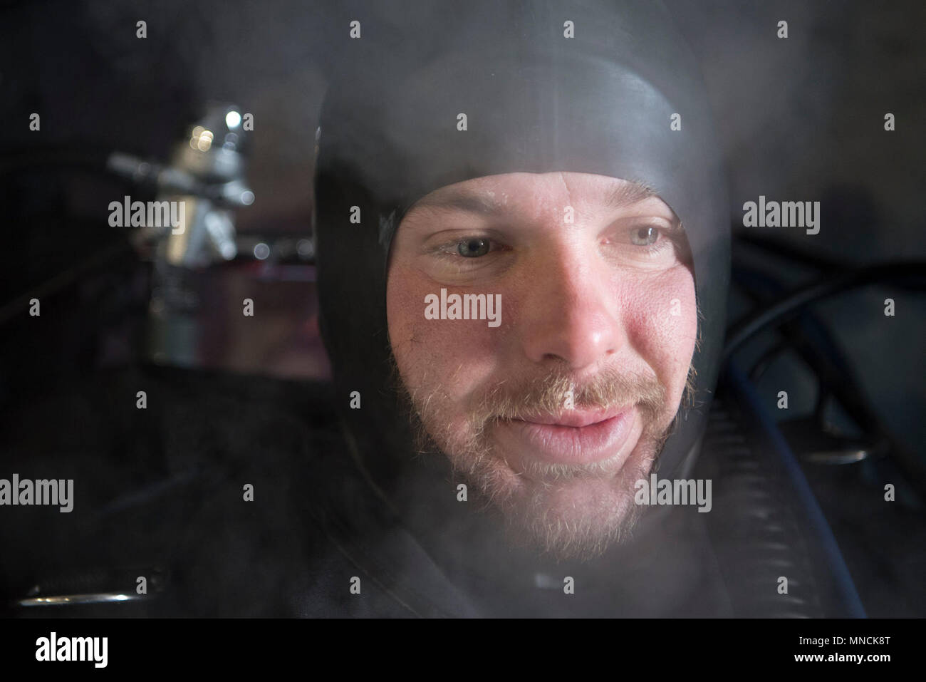 Ice Camp Skate (18. März 2018) - Constructionman 2. Klasse (SCW/DV) Dave Eaves, zugeordnet zu den UW-Bau Team Eins (UCT 1), bietet Unterstützung bei einem Torpedo Übung in den Polarkreis zur Unterstützung der Ice-Übung (ICEX) 2018, 16. März. ICEX 2018 ist ein 5-wöchigen Übung, die Marine ihre Einsatzbereitschaft in der Arktis, die Erfahrung in der Region, Vorauszahlung Verständnis der arktischen Umwelt zu bewerten, und ihre Beziehungen zu anderen Dienstleistungen, Verbündete und Partner Organisationen zu entwickeln. (U.S. Marine Stockfoto