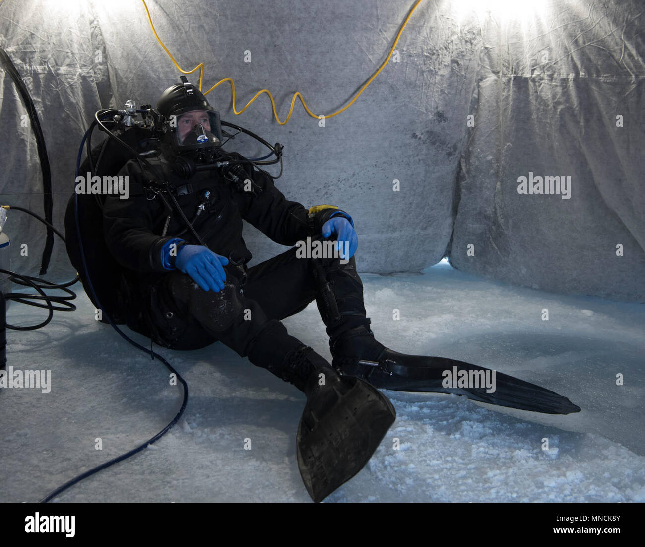 Ice Camp Skate (18. März 2018) - Constructionman 1. Klasse (SCW/DV) Brandon Burrow, zugeordnet zu den UW-Bau Team Eins (UCT 1), bietet Unterstützung bei einem Torpedo Übung in den Polarkreis zur Unterstützung der Ice-Übung (ICEX) 2018, 16. März. ICEX 2018 ist ein 5-wöchigen Übung, die Marine ihre Einsatzbereitschaft in der Arktis, die Erfahrung in der Region, Vorauszahlung Verständnis der arktischen Umwelt zu bewerten, und ihre Beziehungen zu anderen Dienstleistungen, Verbündete und Partner Organisationen zu entwickeln. (U.S. Marine Stockfoto