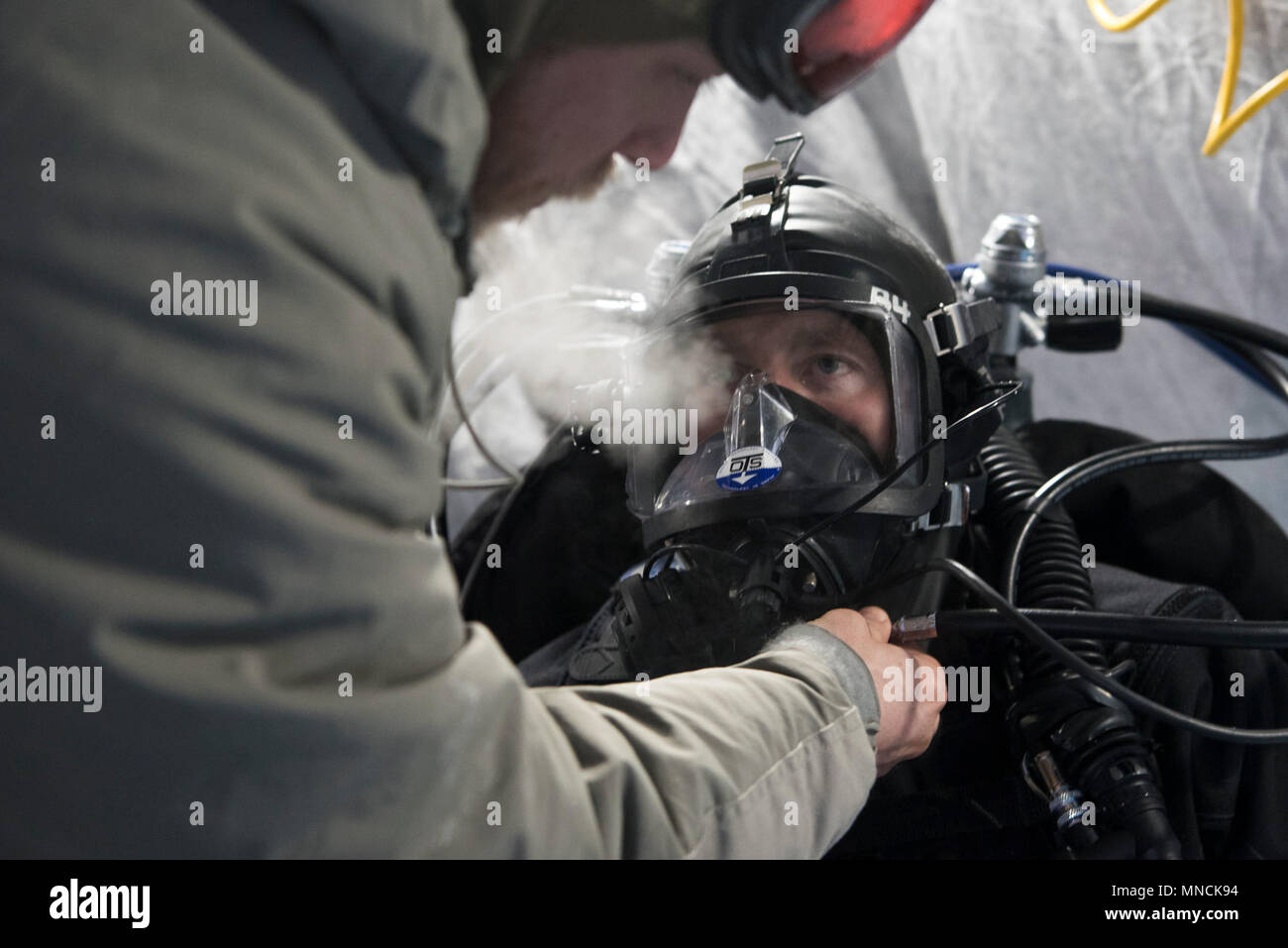 Ice Camp Skate (18. März 2018) - Constructionman 1. Klasse (SCW/DV) Brandon Burrow, zugeordnet zu den UW-Bau Team Eins (UCT 1), bietet Unterstützung bei einem Torpedo Übung in den Polarkreis zur Unterstützung der Ice-Übung (ICEX) 2018, 16. März. ICEX 2018 ist ein 5-wöchigen Übung, die Marine ihre Einsatzbereitschaft in der Arktis, die Erfahrung in der Region, Vorauszahlung Verständnis der arktischen Umwelt zu bewerten, und ihre Beziehungen zu anderen Dienstleistungen, Verbündete und Partner Organisationen zu entwickeln. (U.S. Marine Stockfoto