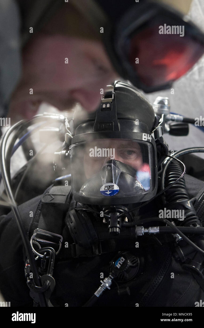 Ice Camp Skate (18. März 2018) - Constructionman 1. Klasse (SCW/DV) Brandon Burrow, zugeordnet zu den UW-Bau Team Eins (UCT 1), bietet Unterstützung bei einem Torpedo Übung in den Polarkreis zur Unterstützung der Ice-Übung (ICEX) 2018, 16. März. ICEX 2018 ist ein 5-wöchigen Übung, die Marine ihre Einsatzbereitschaft in der Arktis, die Erfahrung in der Region, Vorauszahlung Verständnis der arktischen Umwelt zu bewerten, und ihre Beziehungen zu anderen Dienstleistungen, Verbündete und Partner Organisationen zu entwickeln. (U.S. Marine Stockfoto