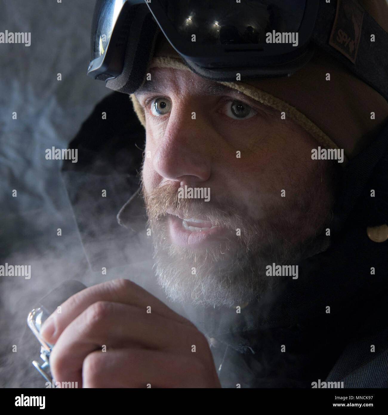 Ice Camp Skate (17. März 2018) - Senior Chief Constructionman (SCW/MDV) Scott Wright, zugeordnet zu den UW-Bau Team Eins (UCT 1), bietet Unterstützung bei einem Torpedo Übung in den Polarkreis zur Unterstützung der Ice-Übung (ICEX) 2018, 16. März. ICEX 2018 ist ein 5-wöchigen Übung, die Marine ihre Einsatzbereitschaft in der Arktis, die Erfahrung in der Region, Vorauszahlung Verständnis der arktischen Umwelt zu bewerten, und ihre Beziehungen zu anderen Dienstleistungen, Verbündete und Partner Organisationen zu entwickeln. (U.S. Marine Stockfoto