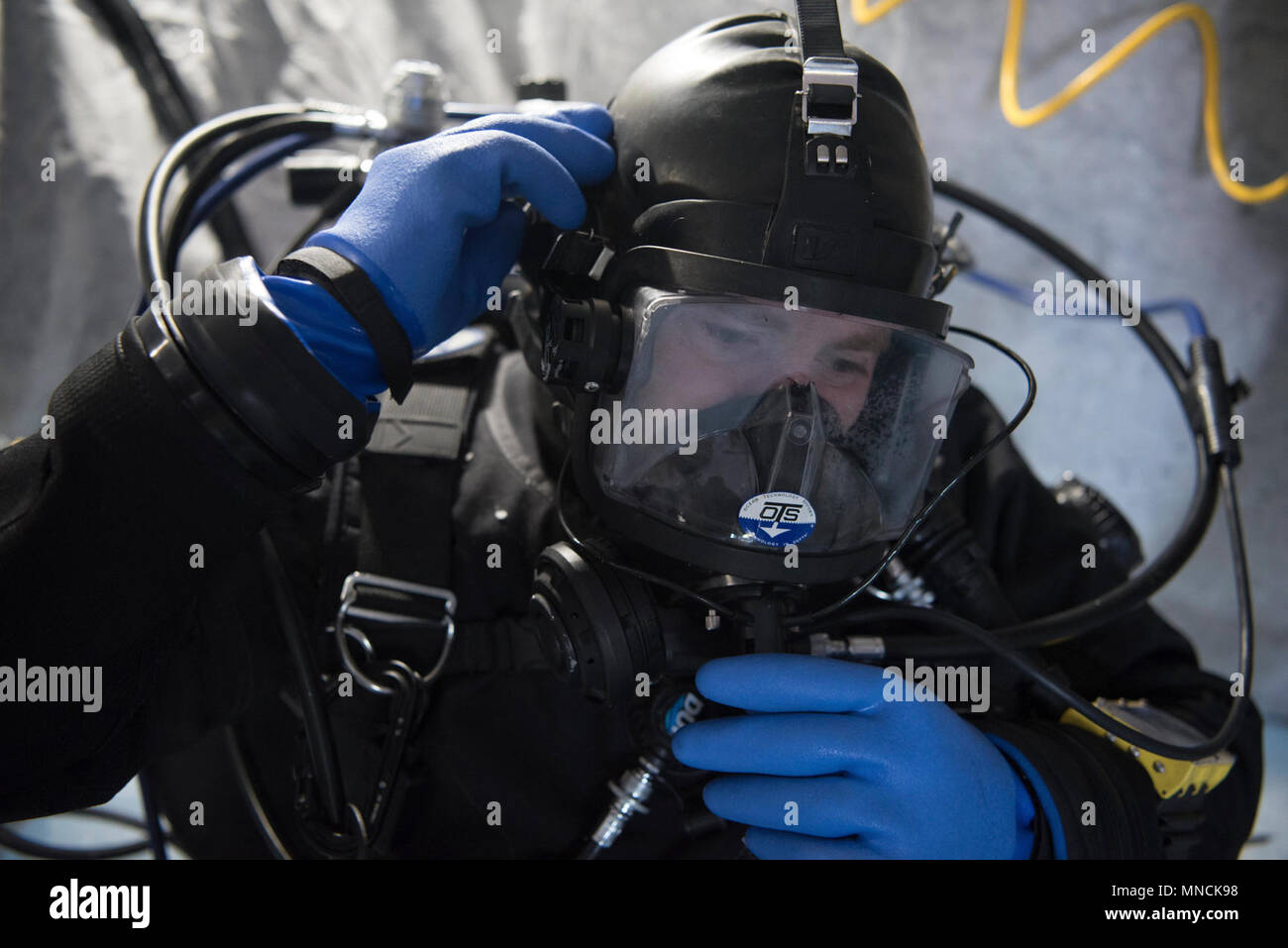 Ice Camp Skate (18. März 2018) - Constructionman 1. Klasse (SCW/DV) Brandon Burrow, zugeordnet zu den UW-Bau Team Eins (UCT 1), bietet Unterstützung bei einem Torpedo Übung in den Polarkreis zur Unterstützung der Ice-Übung (ICEX) 2018, 16. März. ICEX 2018 ist ein 5-wöchigen Übung, die Marine ihre Einsatzbereitschaft in der Arktis, die Erfahrung in der Region, Vorauszahlung Verständnis der arktischen Umwelt zu bewerten, und ihre Beziehungen zu anderen Dienstleistungen, Verbündete und Partner Organisationen zu entwickeln. (U.S. Marine Stockfoto