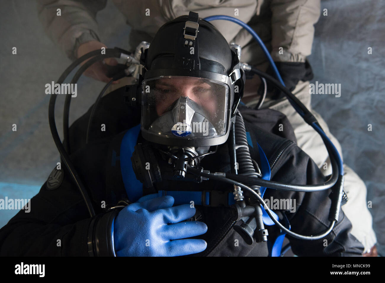 Ice Camp Skate (18. März 2018) - Constructionman 2. Klasse (SCW/DV) Dave Eaves, zugeordnet zu den UW-Bau Team Eins (UCT 1), bietet Unterstützung bei einem Torpedo Übung in den Polarkreis zur Unterstützung der Ice-Übung (ICEX) 2018, 16. März. ICEX 2018 ist ein 5-wöchigen Übung, die Marine ihre Einsatzbereitschaft in der Arktis, die Erfahrung in der Region, Vorauszahlung Verständnis der arktischen Umwelt zu bewerten, und ihre Beziehungen zu anderen Dienstleistungen, Verbündete und Partner Organisationen zu entwickeln. (U.S. Marine Stockfoto