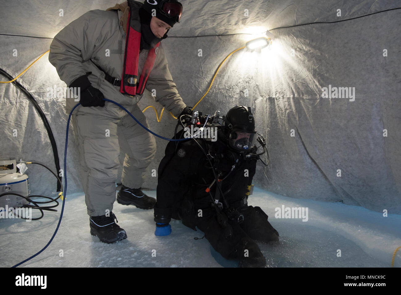 Ice Camp Skate (18. März 2018) - Constructionman 1. Klasse (SCW/DV) Brandon Burrow, zugeordnet zu den UW-Bau Team Eins (UCT 1), bietet Unterstützung bei einem Torpedo Übung in den Polarkreis zur Unterstützung der Ice-Übung (ICEX) 2018, 16. März. ICEX 2018 ist ein 5-wöchigen Übung, die Marine ihre Einsatzbereitschaft in der Arktis, die Erfahrung in der Region, Vorauszahlung Verständnis der arktischen Umwelt zu bewerten, und ihre Beziehungen zu anderen Dienstleistungen, Verbündete und Partner Organisationen zu entwickeln. (U.S. Marine Stockfoto