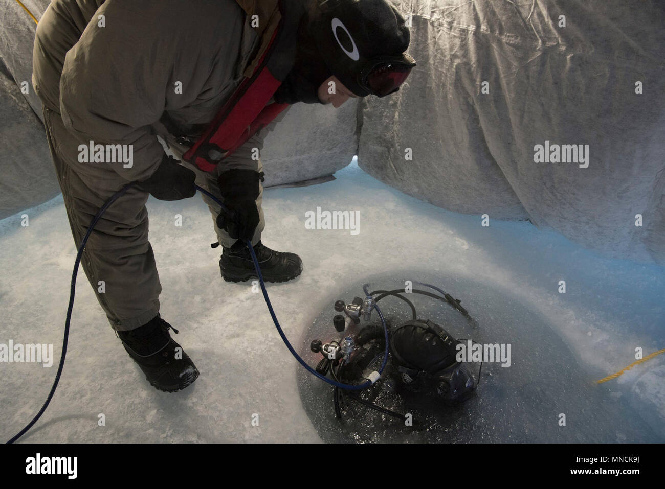 Ice Camp Skate (18. März 2018) - Constructionman 1. Klasse (SCW/DV) Brandon Burrow, zugeordnet zu den UW-Bau Team Eins (UCT 1), bietet Unterstützung bei einem Torpedo Übung in den Polarkreis zur Unterstützung der Ice-Übung (ICEX) 2018, 16. März. ICEX 2018 ist ein 5-wöchigen Übung, die Marine ihre Einsatzbereitschaft in der Arktis, die Erfahrung in der Region, Vorauszahlung Verständnis der arktischen Umwelt zu bewerten, und ihre Beziehungen zu anderen Dienstleistungen, Verbündete und Partner Organisationen zu entwickeln. (U.S. Marine Stockfoto